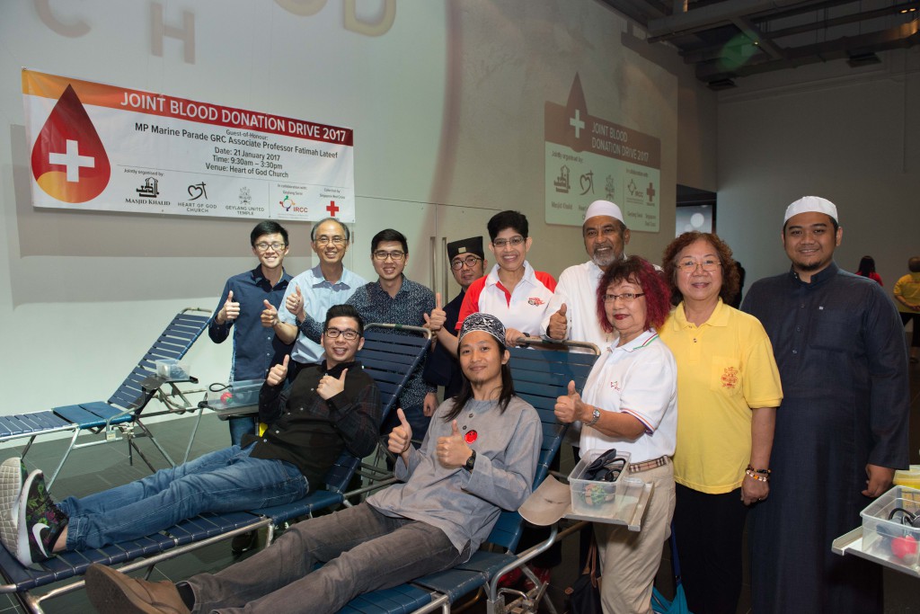 Religious leaders from Heart of God Church, Khalid Mosque & Geylang United Temple together with Minister of Parliament Associate Professor Fatimah Lateef at the Joint Blood Donation Drive